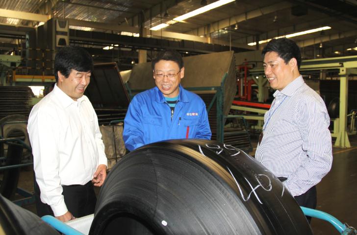 戴行长在轮胎厂17141.jpg